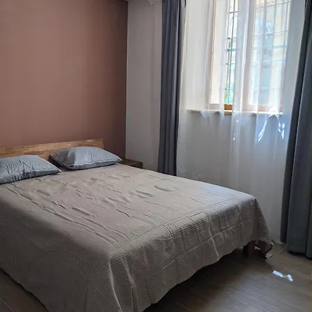Pallanza Courtyard شقة